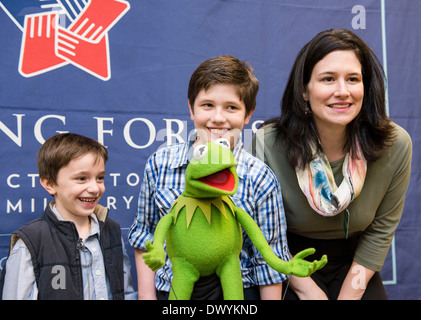 Les familles de militaires posent avec Kermit la grenouille lors d'une projection de film le nouveau film Les Muppets, 'Muppets Most Wanted', à la Maison Blanche le 12 mars 2014 à Washington, DC. Banque D'Images