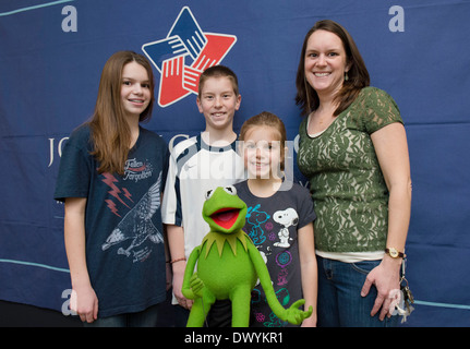 Les familles de militaires posent avec Kermit la grenouille lors d'une projection de film le nouveau film Les Muppets, 'Muppets Most Wanted', à la Maison Blanche le 12 mars 2014 à Washington, DC. Banque D'Images