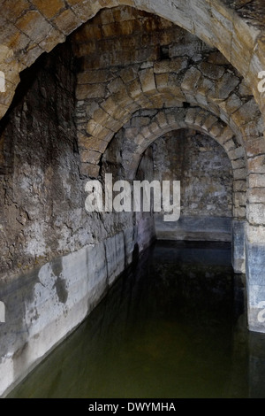 Une citerne romaine sous les ruines d'une église byzantine, à côté du site de la piscine de Béthesda dans l'enceinte de l'Église catholique romaine de sainte Anne situé dans la Via Dolorosa dans le quartier musulman de la vieille ville de Jérusalem-Est Israël Banque D'Images