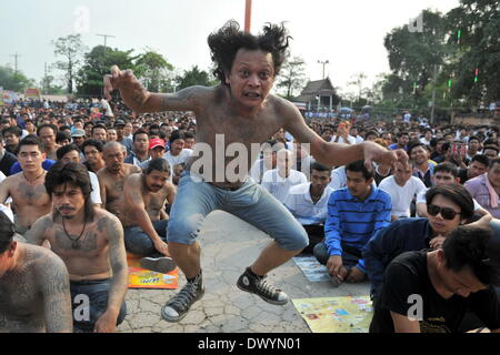 Bangkok. Mar 15, 2014. Un dévot pose au cours de l'assemblée annuelle du Festival de tatouage au Wat Bang Phra Nakhon Pathom dans province de Thaïlande, le 15 mars 2014. Des milliers de croyants de tous autour de la Thaïlande et à l'étranger s'est rendu à assister à l'assemblée annuelle du Festival de tatouage dans la province de Nakhon Pathom. Credit : Gao Jianjun/Xinhua/Alamy Live News Banque D'Images