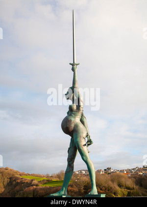 Un 66 pieds de bronze sculpture nommée par Verity Damien Hirst se trouve dans l'entrée du port à Ilfracombe, Devon, Angleterre Banque D'Images