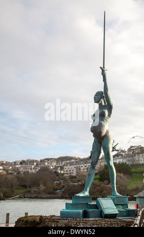 Un 66 pieds de bronze sculpture nommée par Verity Damien Hirst se trouve dans l'entrée du port à Ilfracombe, Devon, Angleterre Banque D'Images