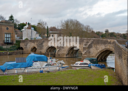 La cité médiévale est Farleigh Pont sur la rivière Medway à East Farleigh, Kent, UK Banque D'Images