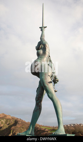 Un 66 pieds de bronze sculpture nommée par Verity Damien Hirst se trouve dans l'entrée du port à Ilfracombe, Devon, Angleterre Banque D'Images