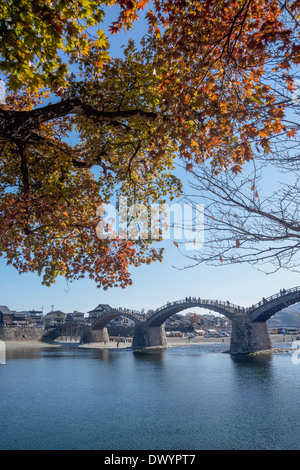 Kintai Bridge enjambant la rivière Nishiki à Iwakuni, préfecture de Yamaguchi, Japon Banque D'Images