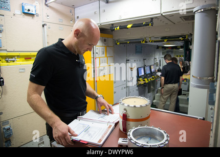 L'astronaute de l'ESA Alexander Gerst au cours de la formation scénario d'urgence avec les membres d'équipage Maxim Suraev, Alexander Gerst et Reid Wiseman au Johnson Space Center, le 17 septembre 2013 à Houston, Texas. Banque D'Images