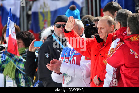 Sochi, Russie. Mar 15, 2014. Le président russe Vladimir Poutine visite l 4 x 2,5 km le relais à l'événement de ski de fond à la piste de ski de Laura & Centre de biathlon au Jeux paralympiques d'hiver de 2014 à Sotchi, Russie, Krasnaya Polyana, 15 mars 2014. Photo : Jan Woitas/dpa dpa : Crédit photo alliance/Alamy Live News Banque D'Images