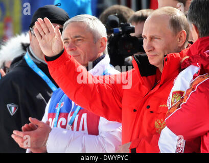 Sochi, Russie. Mar 15, 2014. Le président russe Vladimir Poutine visite l 4 x 2,5 km le relais à l'événement de ski de fond à la piste de ski de Laura & Centre de biathlon au Jeux paralympiques d'hiver de 2014 à Sotchi, Russie, Krasnaya Polyana, 15 mars 2014. Photo : Jan Woitas/dpa dpa : Crédit photo alliance/Alamy Live News Banque D'Images