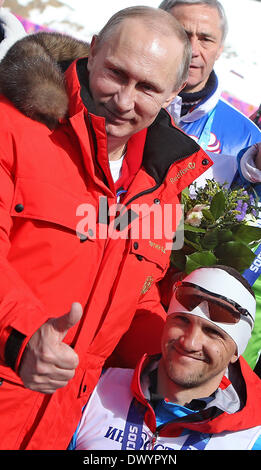 Sochi, Russie. Mar 15, 2014. Le président russe Vladimir Poutine pose avec Roman Petushkov de la Russie après le 4 x 2,5 km relais ouvert à l'événement de ski de fond à la piste de ski de Laura & Centre de biathlon au Jeux paralympiques d'hiver de 2014 à Sotchi, Russie, Krasnaya Polyana, 15 mars 2014. Photo : Jan Woitas/dpa dpa : Crédit photo alliance/Alamy Live News Banque D'Images
