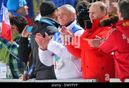 Sochi, Russie. Mar 15, 2014. Le président russe Vladimir Poutine visite l 4 x 2,5 km le relais à l'événement de ski de fond à la piste de ski de Laura & Centre de biathlon au Jeux paralympiques d'hiver de 2014 à Sotchi, Russie, Krasnaya Polyana, 15 mars 2014. Photo : Jan Woitas/dpa dpa : Crédit photo alliance/Alamy Live News Banque D'Images