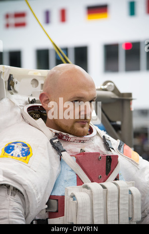 L'astronaute de l'ESA Alexander Gerst est adapté à l'eau avant de commencer la formation de l'équipage de simulation de l'apesanteur et de certification pour les expéditions du 40/41 au Johnson Space Center, le 17 septembre 2013 à Houston, Texas. Banque D'Images