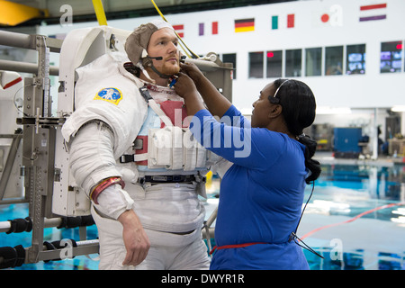 L'astronaute de l'ESA Alexander Gerst est adapté à l'eau avant de commencer la formation de l'équipage de simulation de l'apesanteur et de certification pour les expéditions du 40/41 au Johnson Space Center, le 17 septembre 2013 à Houston, Texas. Banque D'Images