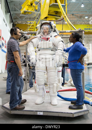 L'astronaute de l'ESA Alexander Gerst est adapté à l'eau avant de commencer la formation de l'équipage de simulation de l'apesanteur et de certification pour les expéditions du 40/41 au Johnson Space Center, le 17 septembre 2013 à Houston, Texas. Banque D'Images