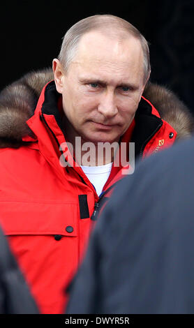 Sochi, Russie. Mar 15, 2014. Le président russe Vladimir Poutine visite l 4 x 2,5 km le relais à l'événement de ski de fond à Laura Piste de ski et le Biathlon Centre pendant la Jeux paralympiques d'hiver de 2014 à Sotchi, Russie, Krasnaya Polyana, 15 mars 2014. Photo : Jan Woitas/dpa dpa : Crédit photo alliance/Alamy Live News Banque D'Images