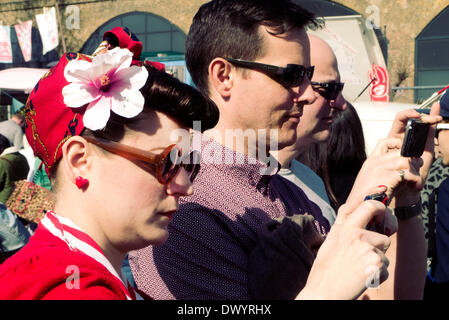 Londres, Royaume-Uni. Mar 15, 2014. Classic Car Boot Sale, South Bank London UK. Vêtements vintage,voitures,motorycles et des scooters. 15/3/2014 : Crédit Cabanel/Alamy Live News Banque D'Images