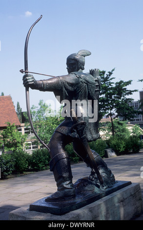 Royaume-uni, Nottingham, Nottinghamshire, le château de Nottingham, Robin Hood statue sculptée par James Woodford en 1952. Banque D'Images