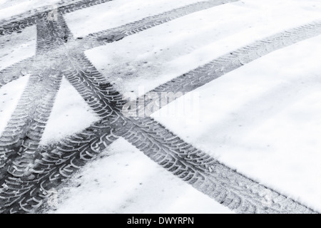 Les traces de pneus automobile sur neige humide frais Banque D'Images