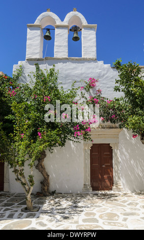 Église clocher lits jumeaux dans la ville de Parikia, Paros, Cyclades, Grèce Banque D'Images