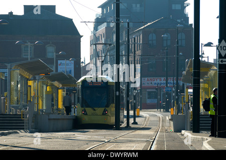 Tramway Metrolink à Oldham, arrêt Metrolink Oreillons Union Street, Oldham, Greater Manchester, Angleterre, RU Banque D'Images