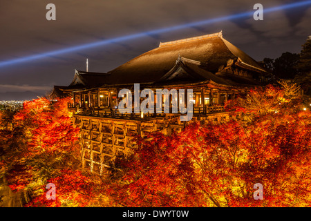 Le Temple Kiyomizu-dera s'allumer la nuit, Kyoto, Japon Banque D'Images