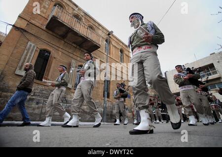 Jérusalem, Jérusalem, territoire palestinien. Mar 15, 2014. Les scouts palestiniens jouer des instruments de musique qu'ils défilent dans les rues au cours d'une campagne de printemps, le shopping dans la vieille ville de Jérusalem, le 15 mars 2014 Credit : Saeed Qaq/APA Images/ZUMAPRESS.com/Alamy Live News Banque D'Images