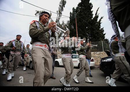 Jérusalem, Jérusalem, territoire palestinien. Mar 15, 2014. Les scouts palestiniens jouer des instruments de musique qu'ils défilent dans les rues au cours d'une campagne de printemps, le shopping dans la vieille ville de Jérusalem, le 15 mars 2014 Credit : Saeed Qaq/APA Images/ZUMAPRESS.com/Alamy Live News Banque D'Images