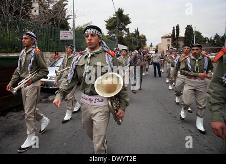 Jérusalem, Jérusalem, territoire palestinien. Mar 15, 2014. Les scouts palestiniens jouer des instruments de musique qu'ils défilent dans les rues au cours d'une campagne de printemps, le shopping dans la vieille ville de Jérusalem, le 15 mars 2014 Credit : Saeed Qaq/APA Images/ZUMAPRESS.com/Alamy Live News Banque D'Images