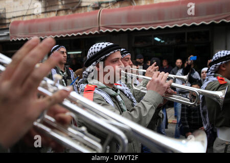 Jérusalem, Jérusalem, territoire palestinien. Mar 15, 2014. Les scouts palestiniens jouer des instruments de musique qu'ils défilent dans les rues au cours d'une campagne de printemps, le shopping dans la vieille ville de Jérusalem, le 15 mars 2014 Credit : Saeed Qaq/APA Images/ZUMAPRESS.com/Alamy Live News Banque D'Images