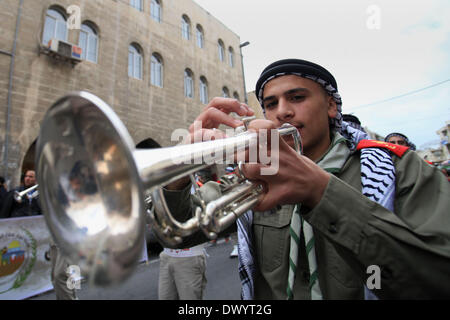 Jérusalem, Jérusalem, territoire palestinien. Mar 15, 2014. Les scouts palestiniens jouer des instruments de musique qu'ils défilent dans les rues au cours d'une campagne de printemps, le shopping dans la vieille ville de Jérusalem, le 15 mars 2014 Credit : Saeed Qaq/APA Images/ZUMAPRESS.com/Alamy Live News Banque D'Images