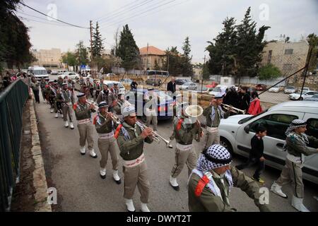 Jérusalem, Jérusalem, territoire palestinien. Mar 15, 2014. Les scouts palestiniens jouer des instruments de musique qu'ils défilent dans les rues au cours d'une campagne de printemps, le shopping dans la vieille ville de Jérusalem, le 15 mars 2014 Credit : Saeed Qaq/APA Images/ZUMAPRESS.com/Alamy Live News Banque D'Images