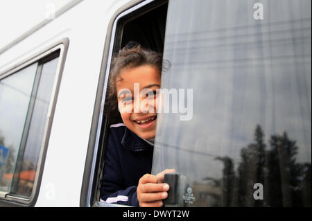 Jérusalem, Jérusalem, territoire palestinien. Mar 15, 2014. Une fille palestinienne ressemble à l'extérieur d'une fenêtre de l'autobus au cours d'une campagne le Spring shopping, dans la vieille ville de Jérusalem, le 15 mars 2014 Credit : Saeed Qaq/APA Images/ZUMAPRESS.com/Alamy Live News Banque D'Images