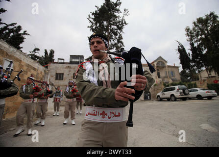 Jérusalem, Jérusalem, territoire palestinien. Mar 15, 2014. Les scouts palestiniens jouer des instruments de musique qu'ils défilent dans les rues au cours d'une campagne de printemps, le shopping dans la vieille ville de Jérusalem, le 15 mars 2014 Credit : Saeed Qaq/APA Images/ZUMAPRESS.com/Alamy Live News Banque D'Images