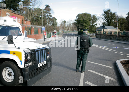 Falls Road, Belfast le comté d'Antrim, UK 15 mars 2014. Policier en service où les chutes Rd a été fermée en raison d'attaque au mortier Banque D'Images