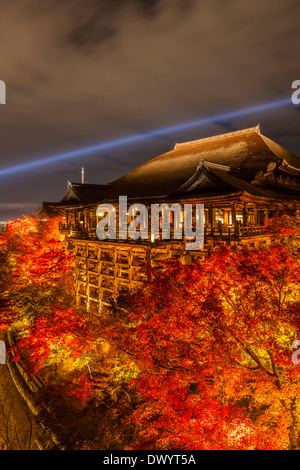 Le Temple Kiyomizu-dera s'allumer la nuit, Kyoto, Japon Banque D'Images