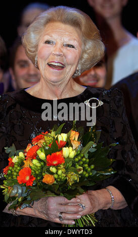 La Haye, aux Pays-Bas. 14Th Mar, 2014. La princesse Beatrix des Pays-Bas est titulaire d'un buquet de fleurs dans sa main tandis qu'elle assiste à la performance 'Royal Talent pour la Princesse Beatrix' offert par le Conservatoire Royal de La Haye, Pays-Bas, 14 mars 2014. Photo : Albert Nieboer//dpa/Alamy Live News Banque D'Images