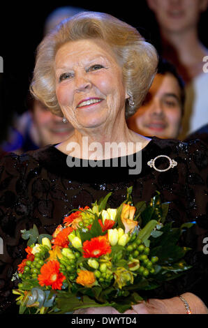 La Haye, aux Pays-Bas. 14Th Mar, 2014. La princesse Beatrix des Pays-Bas est titulaire d'un buquet de fleurs dans sa main tandis qu'elle assiste à la performance 'Royal Talent pour la Princesse Beatrix' offert par le Conservatoire Royal de La Haye, Pays-Bas, 14 mars 2014. Photo : Albert Nieboer//dpa/Alamy Live News Banque D'Images