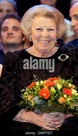La Haye, aux Pays-Bas. 14Th Mar, 2014. La princesse Beatrix des Pays-Bas est titulaire d'un buquet de fleurs dans sa main tandis qu'elle assiste à la performance 'Royal Talent pour la Princesse Beatrix' offert par le Conservatoire Royal de La Haye, Pays-Bas, 14 mars 2014. Photo : Albert Nieboer//dpa/Alamy Live News Banque D'Images