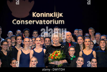 La Haye, aux Pays-Bas. 14Th Mar, 2014. La princesse Beatrix des Pays-Bas(C) détient un buquet de fleurs dans sa main comme elle se tient parmi les participants sur scène lors de sa participation de la performance 'Royal Talent pour la Princesse Beatrix' offert par le Conservatoire Royal de La Haye, Pays-Bas, 14 mars 2014. Photo : Albert Nieboer//dpa/Alamy Live News Banque D'Images