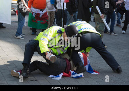 Londres, Royaume-Uni. 15 mars 2014. Sur la photo : contre-manifestants se sont affrontés avec la police. Les membres de l'armée de volontaires français (EVF) ont défilé de Trafalgar Square à la place du Parlement pour protester contre l'islamisation croissante de la Grande-Bretagne. Tout au long de la marche ils se sont affrontés avec les manifestants anti-fasciste qui où plus tard kettled dans Whitehall et certains s'avec la police dans le château cour/Place du Parlement. Credit : Nick Savage/Alamy Live News Banque D'Images