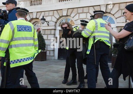 Londres, Royaume-Uni. 15 mars 2014. Sur la photo : contre-manifestants se sont affrontés avec la police. Les membres de l'armée de volontaires français (EVF) ont défilé de Trafalgar Square à la place du Parlement pour protester contre l'islamisation croissante de la Grande-Bretagne. Tout au long de la marche ils se sont affrontés avec les manifestants anti-fasciste qui où plus tard kettled dans Whitehall et certains s'avec la police dans le château cour/Place du Parlement. Credit : Nick Savage/Alamy Live News Banque D'Images