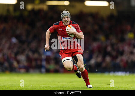 Cardiff, Pays de Galles. Mar 15, 2014. Wales center Jonathan Davies en action lors de la RBS 6 Nations match entre le Pays de Galle et l'Ecosse au Millennium Stadium : Action Crédit Plus Sport/Alamy Live News Banque D'Images