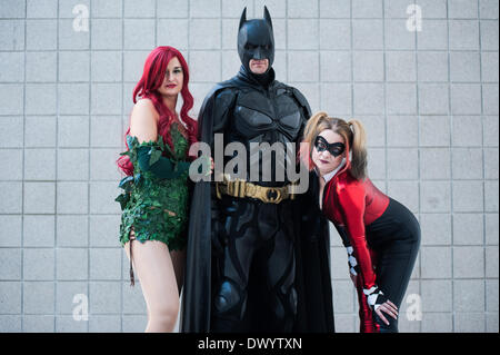 Londres, Royaume-Uni - 15 mars 2014 : Magdalena Makulec comme Poison Ivy, Kirk Reay comme Batman et Juliette Pierre que Harley Quinn posent pour une photo lors de la London Super Comic Con à Excel. Credit : Piero Cruciatti/Alamy Live News Banque D'Images