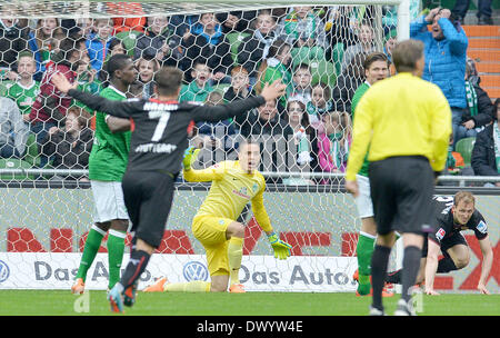 Brême, Allemagne. Mar 15, 2014. Stuttgart, Martin Harnik célèbre Georg Niedermeier (R) 1-0 but alors que la défense Raphael Wolf et Sebastian Proedl arbitre regarde vers Kinhoefer Allemand Thorsten au cours du match de Bundesliga football entre SV Werder de Brême et le VfB Stuttgart au Weserstadion de Brême, Allemagne, 15 mars 2014. Photo : CARMEN JASPERSEN/dpa (ATTENTION : En raison de la lignes directrices d'accréditation, le LDF n'autorise la publication et l'utilisation de jusqu'à 15 photos par correspondance sur internet et dans les médias en ligne pendant le match.)/dpa/Alamy Live News Banque D'Images