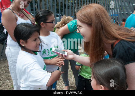 Femme journaliste interviewer des enfants Costa rica Banque D'Images