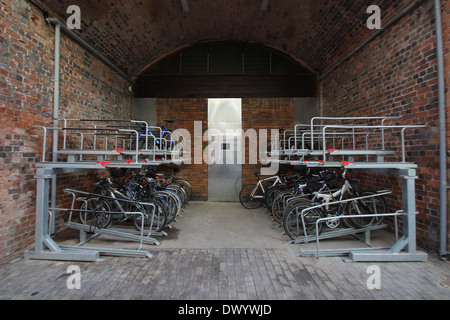 Passage de chemin de fer utilisé comme un abri pour vélos à Worcester Foregate Street Station Banque D'Images