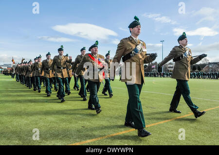 Lisburn, Irlande du Nord. 15 mars 2014 - Des soldats du Royal Irish Regiment Shamrock mars pendant la présentation et tambour Service dans les casernes de Thiepval. Crédit : Stephen Barnes/Alamy Live News Banque D'Images