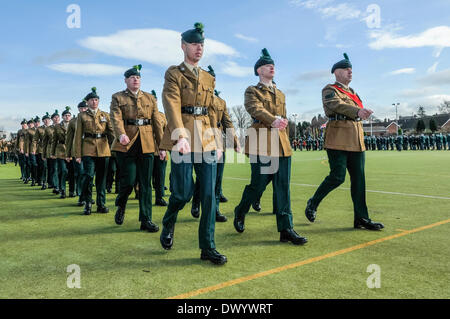 Lisburn, Irlande du Nord. 15 mars 2014 - Des soldats du Royal Irish Regiment Shamrock mars pendant la présentation et tambour Service dans les casernes de Thiepval. Crédit : Stephen Barnes/Alamy Live News Banque D'Images