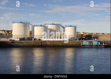 De grands réservoirs d'huile de le port de Wick, en Ecosse. Banque D'Images