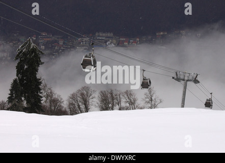 Vue sur les montagnes du Caucase en téléphérique au winter Banque D'Images