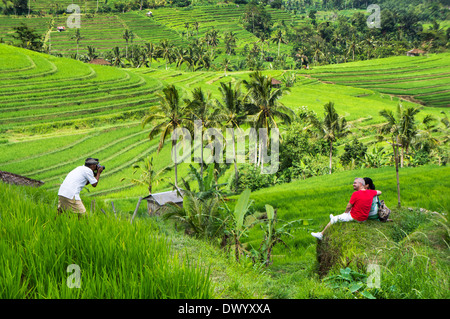 Man photographing balinais touristes sur les rizières en terrasses de l'île de Bali, près de Jatiluwih,Ubud, Indonésie. Asie Banque D'Images